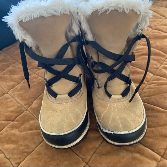 Sorel tan and black furry short snow boots size 7 - Picture 10 of 11